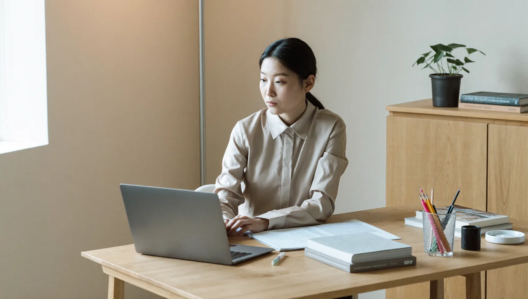 事業の支出と私的な支出を切り分けて記帳作業を進める個人事業主のイメージ